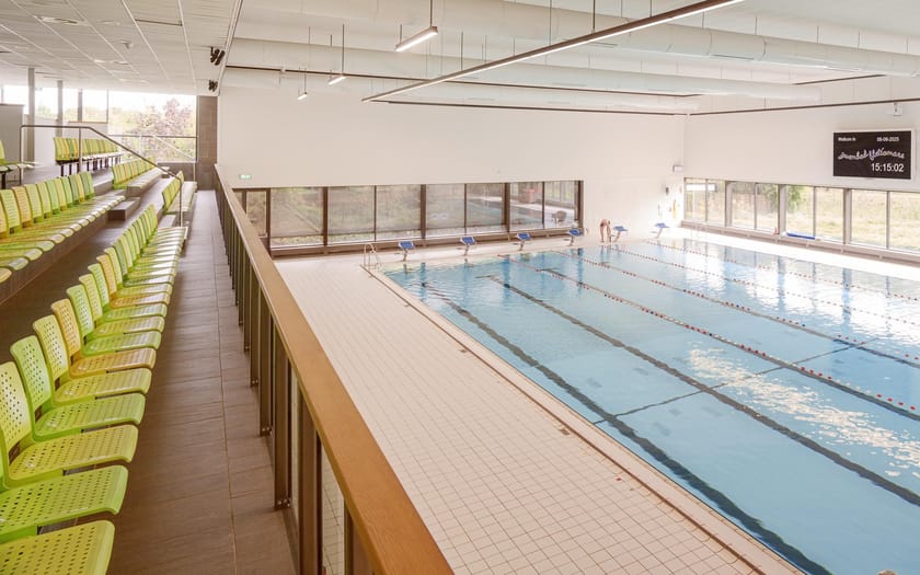 Wedstrijdbad vanaf tribune